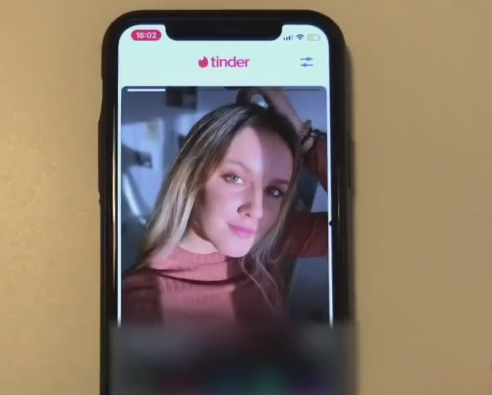 Carica il video: <p>Molte persone pensano che bisogna sembrare un modello o un bodybuilder per avere successo, ma non è vero. Con il metodo del glitch, il tuo aspetto non ha importanza, posso prometterti che otterrai molti match in ogni caso. Tutto dipende dall'algoritmo e da un profilo ben impostato, spiego tutto.</p>