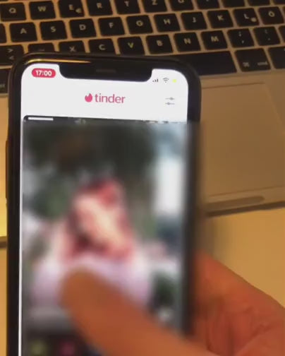 Carica il video: <p>Sono un ragazzo assolutamente normale e non riuscivo a ottenere un numero decente di match, nemmeno pagando. Stavo perdendo fiducia in me stesso, ma ho scoperto come funziona l'algoritmo e tutto è cambiato.</p>